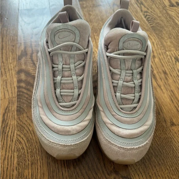 Nike Women’s Sneakers - Picture 2 of 4